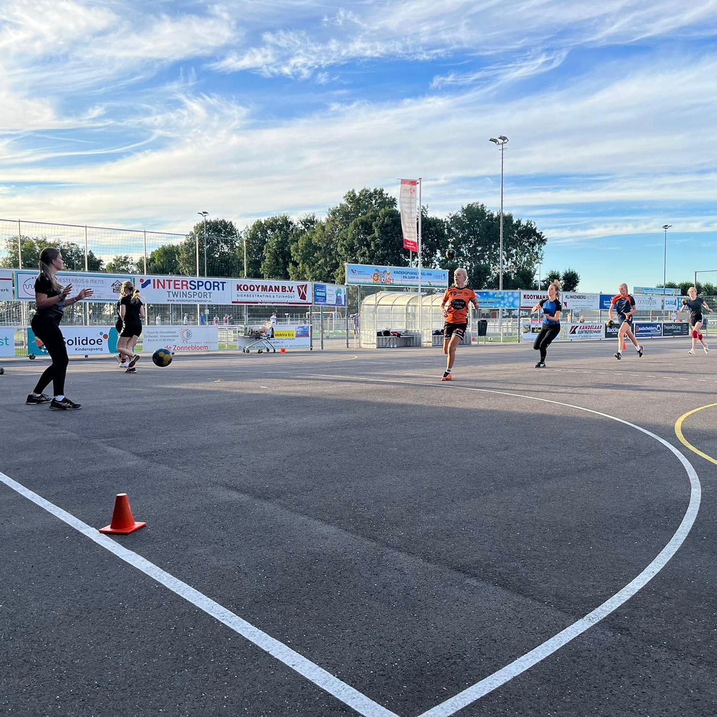 We zijn weer aan het handballen!